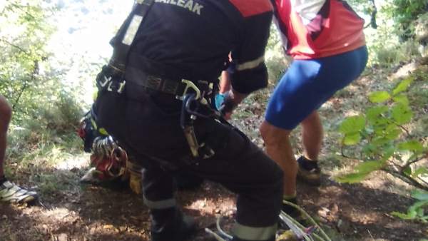 Rescate de un ciclista en Artaza Rescate de un ciclista en Artaza