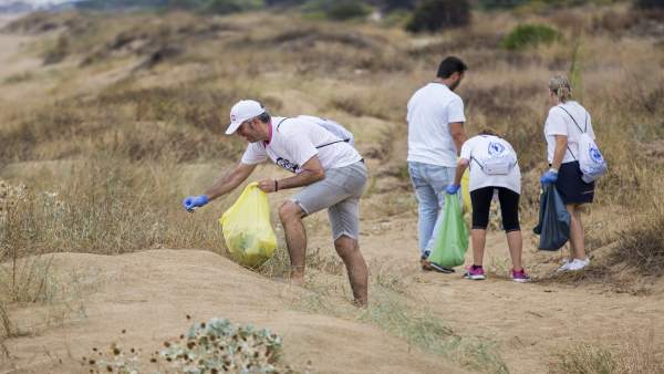 Algunos de los voluntarios del World Cleanup Day en Mazagón Algunos de los voluntarios del World Cleanup Day en Mazagón
