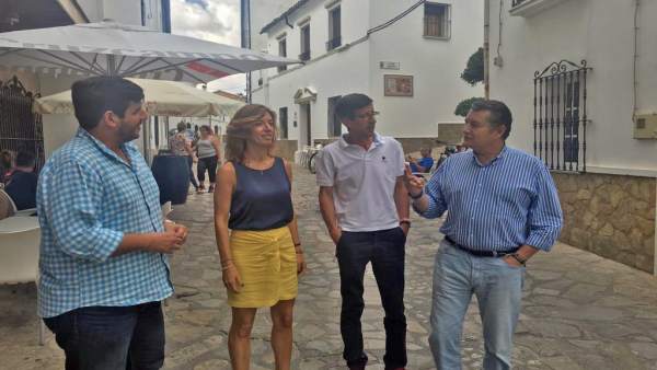 Los populares Ana Belén García y Antonio Sanz en Benaocaz Los populares Ana Belén García y Antonio Sanz en Benaocaz