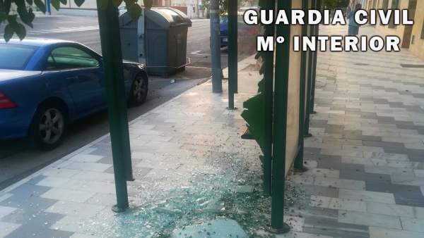 Daños en una parada de autobús de Olula del Río (Almería) Daños en una parada de autobús de Olula del Río (Almería)