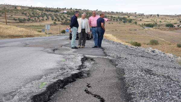 Diputación de Granada arregla carretera a su paso por Gor Diputación de Granada arregla carretera a su paso por Gor