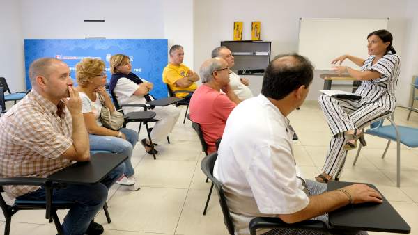 Gema Igual se reúne con los comerciantes del mercado de Puertochico Gema Igual se reúne con los comerciantes del mercado de Puertochico