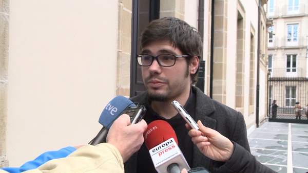 Lander Martínez declara en la puerta del Parlamento vasco Lander Martínez declara en la puerta del Parlamento vasco