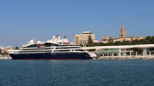Buque 'Le Lapérouse' en el puerto de Málaga Buque 'Le Lapérouse' en el puerto de Málaga