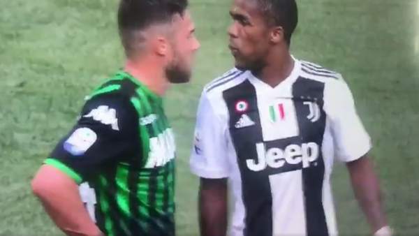 Escupitajo de Douglas Costa Escupitajo de Douglas Costa