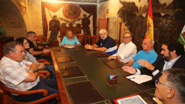 Alcaldesa de Marbella en una reunión con plataforma de Espigones Alcaldesa de Marbella en una reunión con plataforma de Espigones