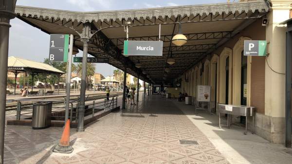 Estación de tren en El Carmen, tren, Renfe, cercanías, AVE Estación de tren en El Carmen, tren, Renfe, cercanías, AVE