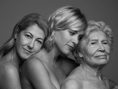 La actriz Maggie Civantos junto a su madre y abuela fotografiadas por Sergio Lardiez