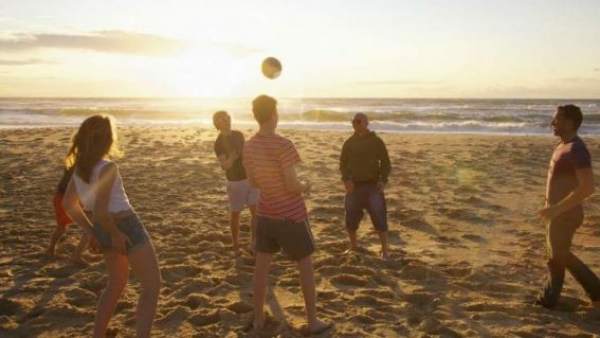Jóvenes jugando en la playa Jóvenes jugando en la playa