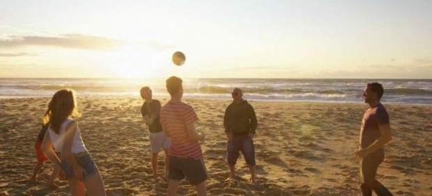Jóvenes jugando en la playa