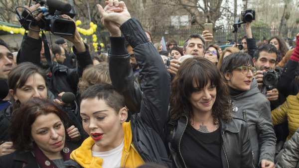 Rose McGowan y Asia Argento, durante una manifestación del #MeToo. Rose McGowan y Asia Argento, durante una manifestación del #MeToo.