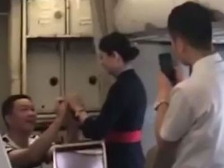 Azafata despedida después de que su novio le pidiera matrimonio