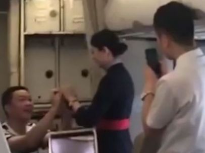 Azafata despedida después de que su novio le pidiera matrimonio