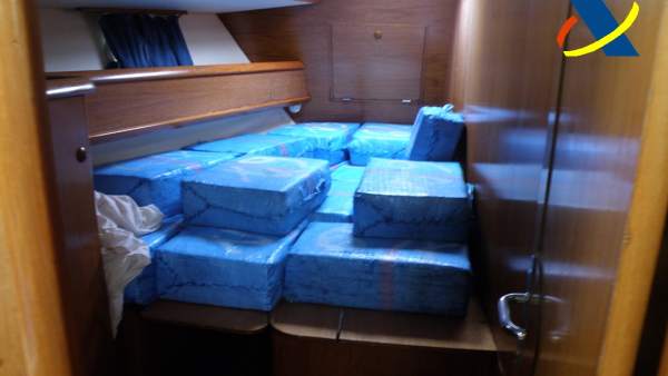 Fardos de hachís en el interior del velero interceptado Fardos de hachís en el interior del velero interceptado