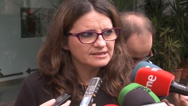 Mónica Oltra haciendo declaraciones a los periodistas Mónica Oltra haciendo declaraciones a los periodistas