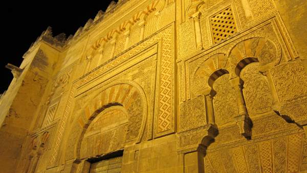 Imagen nocturna de la fachada Este de la Mezquita de Córdoba Imagen nocturna de la fachada Este de la Mezquita de Córdoba