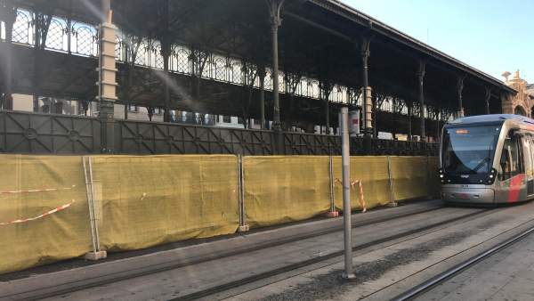 Tranvía a su paso por el Mercado Central en obras Tranvía a su paso por el Mercado Central en obras