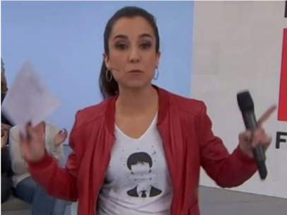 La presentadora del 'Preguntes Fregüents', Laura Rosel, con la camiseta de Puigdemont.