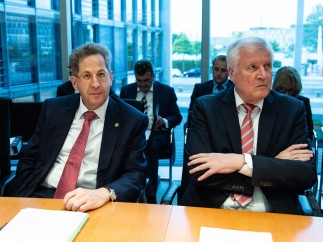 Hans-Georg Maassen junto al ministro de Interior alemán