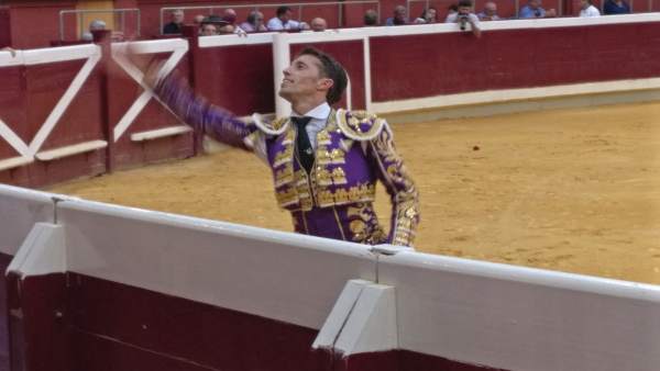 Manuel Escribano en la vuelta al ruedo tras cortar oreja en Logroño Manuel Escribano en la vuelta al ruedo tras cortar oreja en Logroño