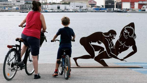 Antoni Miró defén les seues escultures exposades a La Marina Antoni Miró defén les seues escultures exposades a La Marina