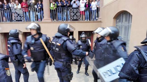 Policía Nacional y Guardia Civil requisan urnas del referéndum del 1-O. Policía Nacional y Guardia Civil requisan urnas del referéndum del 1-O.