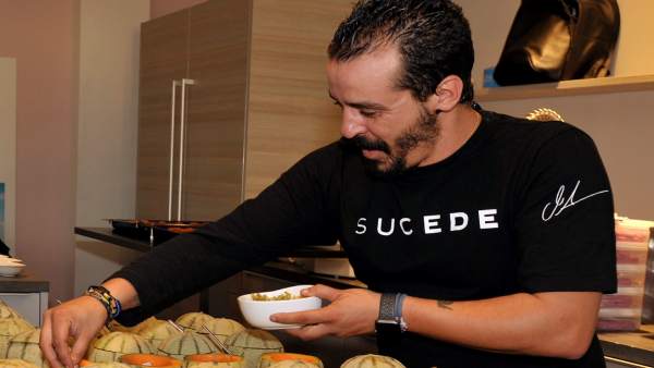 El chef de Suede prepara uno de los platos El chef de Suede prepara uno de los platos
