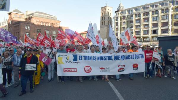 Manifestación en apoyo al mantenimiento de FEVE en León Manifestación en apoyo al mantenimiento de FEVE en León