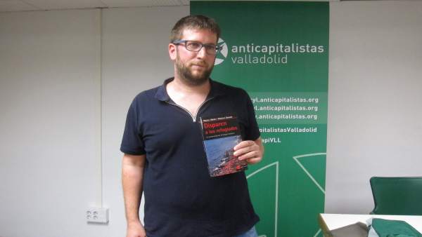 Miguel Urbán, con su libro sobre refugiados. Miguel Urbán, con su libro sobre refugiados.