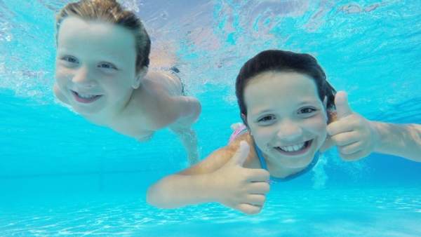 Niños en el agua Niños en el agua