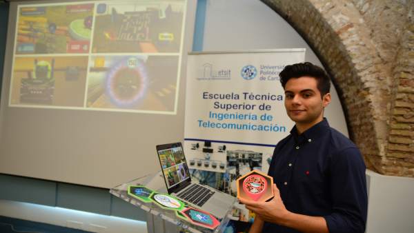 Imágenes del alumno, tras la presentación de su TFG Imágenes del alumno, tras la presentación de su TFG