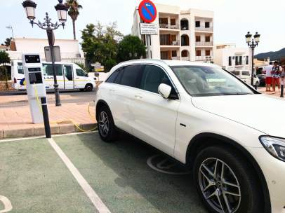 Coche eléctrico cargándose