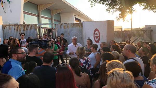 Concentración ante el IES Carmen de Burgos de Huércal de Almería Concentración ante el IES Carmen de Burgos de Huércal de Almería