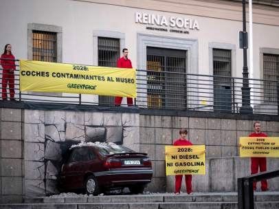 Greenpeace estrella un coche contra el museo Reina Sofía de Madrid