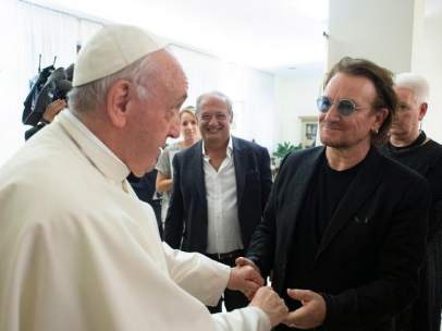 El papa Francisco y Bono, de U2
