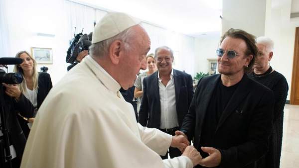 El papa Francisco y Bono, de U2 El papa Francisco y Bono, de U2