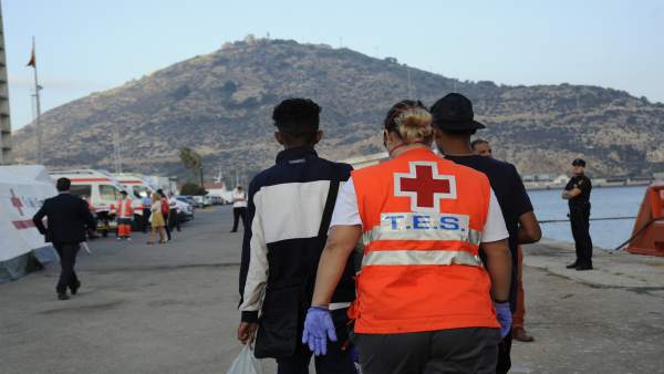 Cruz Roja atiende a inmigrantes llegados en patera Cruz Roja atiende a inmigrantes llegados en patera