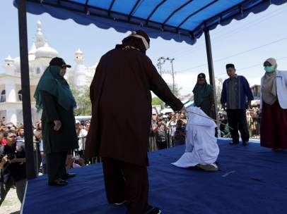Una pareja recibe 24 azotes por verse a solas sin estar casados en Indonesia