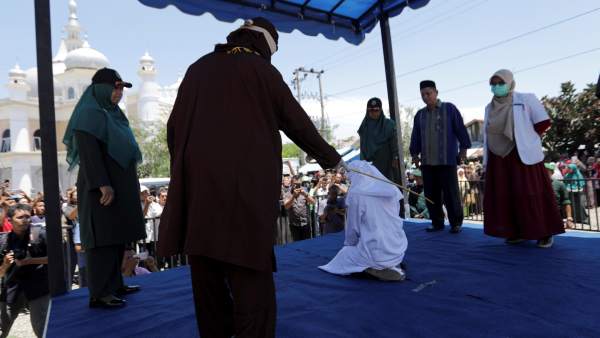 Una pareja recibe 24 azotes por verse a solas sin estar casados en Indonesia Una pareja recibe 24 azotes por verse a solas sin estar casados en Indonesia