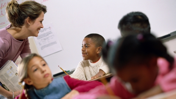 Maestra y alumnos Maestra y alumnos