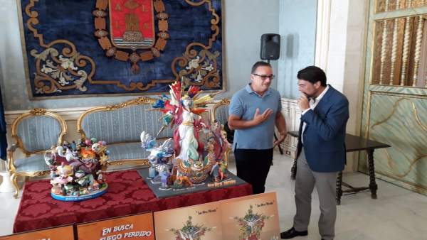 Barcala atiende las explicaciones de Espadero ante la maqueta Barcala atiende las explicaciones de Espadero ante la maqueta