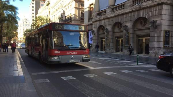 Autobús de l'EMT en el centre de València
