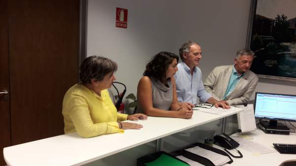 Marisa de Simón, Laura Pérez, Adolfo Araiz y Koldo Martínez, en el Parlamento. Marisa de Simón, Laura Pérez, Adolfo Araiz y Koldo Martínez, en el Parlamento.