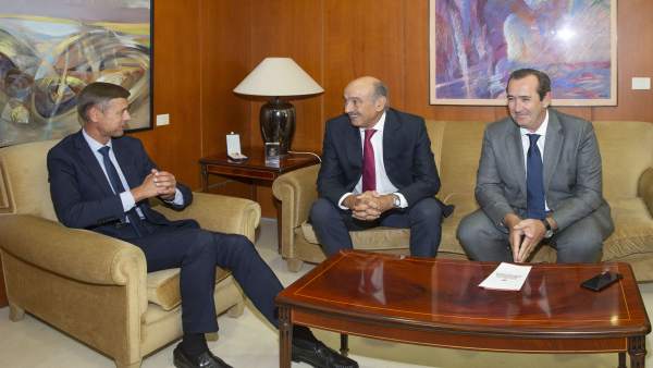 El consejero de Obras Públicas y Vivienda se reúne con el presidente del TSJC El consejero de Obras Públicas y Vivienda se reúne con el presidente del TSJC