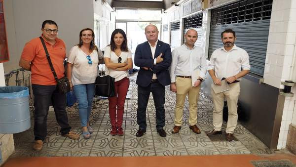 El alcalde y los ediles en el mercado de abastos El alcalde y los ediles en el mercado de abastos