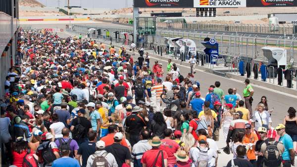 Aficionados En El Paddock Del Circuito De Motorland Aragón Aficionados En El Paddock Del Circuito De Motorland Aragón
