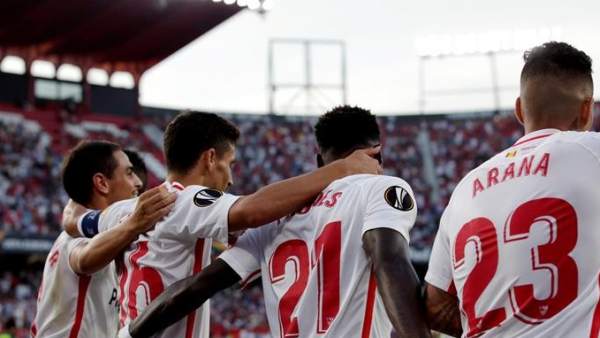 El Sevilla celebra un tanto frente al Standard de Lieja. El Sevilla celebra un tanto frente al Standard de Lieja.