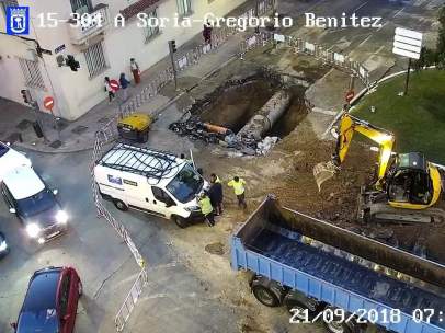 Socavón y taréas de reparación del Canal de Isabel II en la calle Arturo Soria de Madrid.