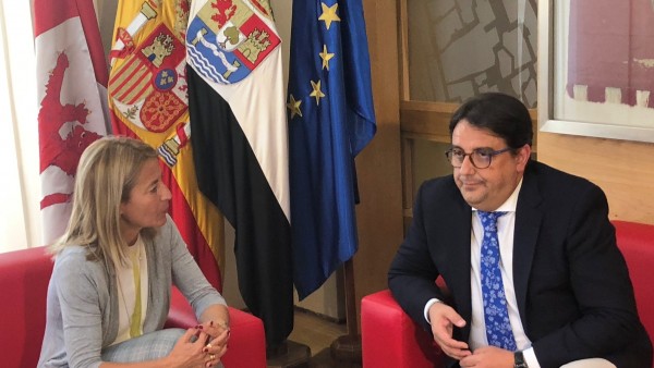 Reunión entre la alcaldesa de Cáceres y el consejero de Sanidad Reunión entre la alcaldesa de Cáceres y el consejero de Sanidad