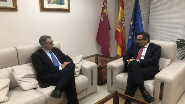 El delegado del Gobierno, Diego Conesa, con Mario Urrea El delegado del Gobierno, Diego Conesa, con Mario Urrea